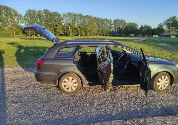 Toyota Avensis cena 14500 przebieg: 245000, rok produkcji 2006 z Koszalin małe 121